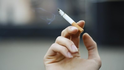 Keluh Kesah Pembeli Rokok Batangan: Ngeteng Aja Diatur Pemerintah