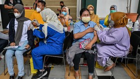 FOTO: Indonesia Peringkat 5 Dunia Vaksinasi Covid-19