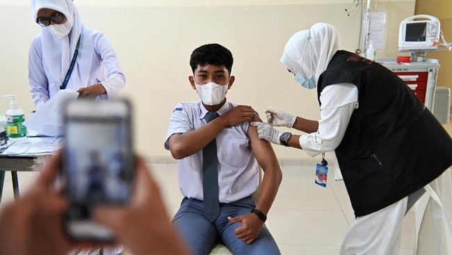 BPOM menerbitkan izin penggunaan darurat (EUA) vaksin Covid-19 dosis lanjutan booster bagi remaja usia 16-18 tahun dengan merek Pfizer-Biontech (Comirnaty).
