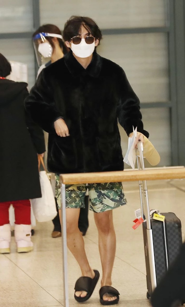 Intip 7 Style Para Member BTS di Bandara Incheon Gaya para member BTS di bandara Incheon Korea Selatan pulang dari Los Angeles jadi sorotan. Yuk intip!