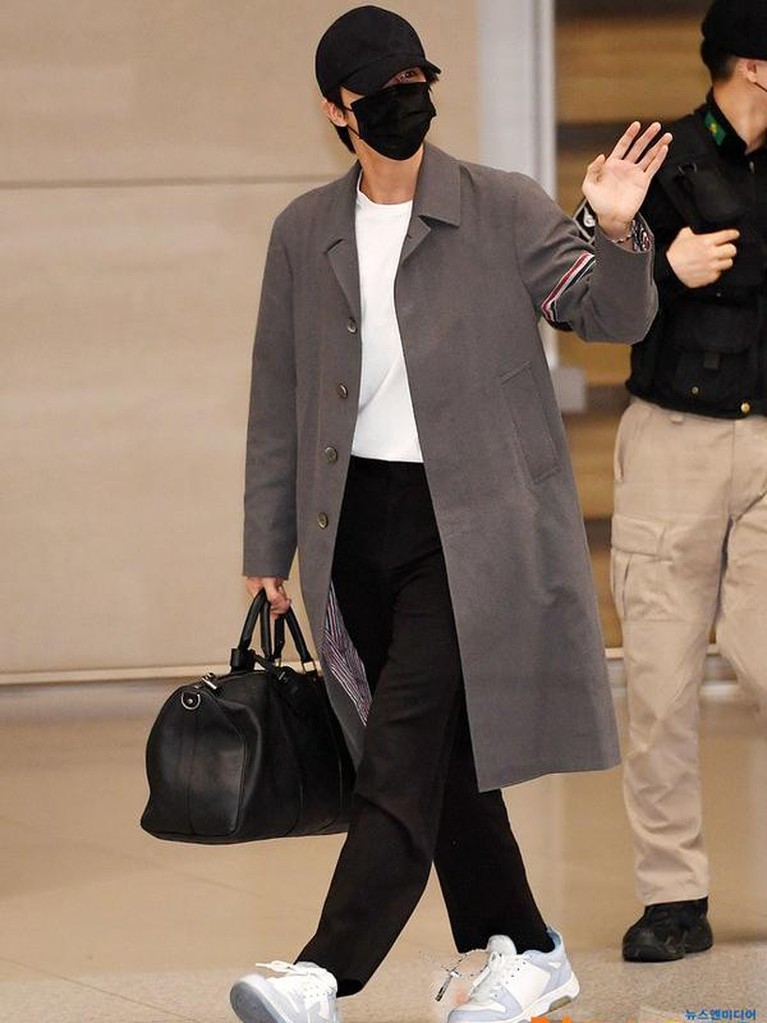 Gaya para member BTS di bandara Incheon Korea Selatan pulang dari Los Angeles jadi sorotan. Yuk intip!