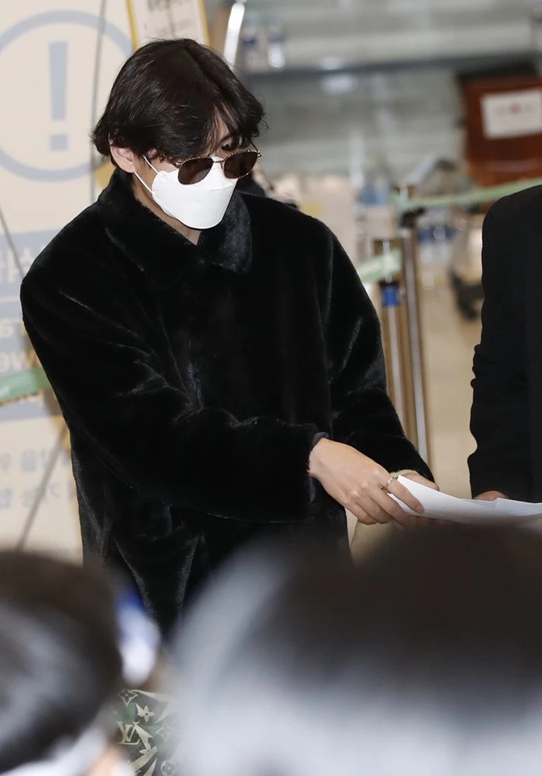 Intip 7 Style Para Member BTS di Bandara Incheon Gaya para member BTS di bandara Incheon Korea Selatan pulang dari Los Angeles jadi sorotan. Yuk intip!