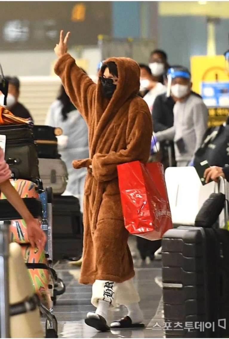 Gaya para member BTS di bandara Incheon Korea Selatan pulang dari Los Angeles jadi sorotan. Yuk intip!