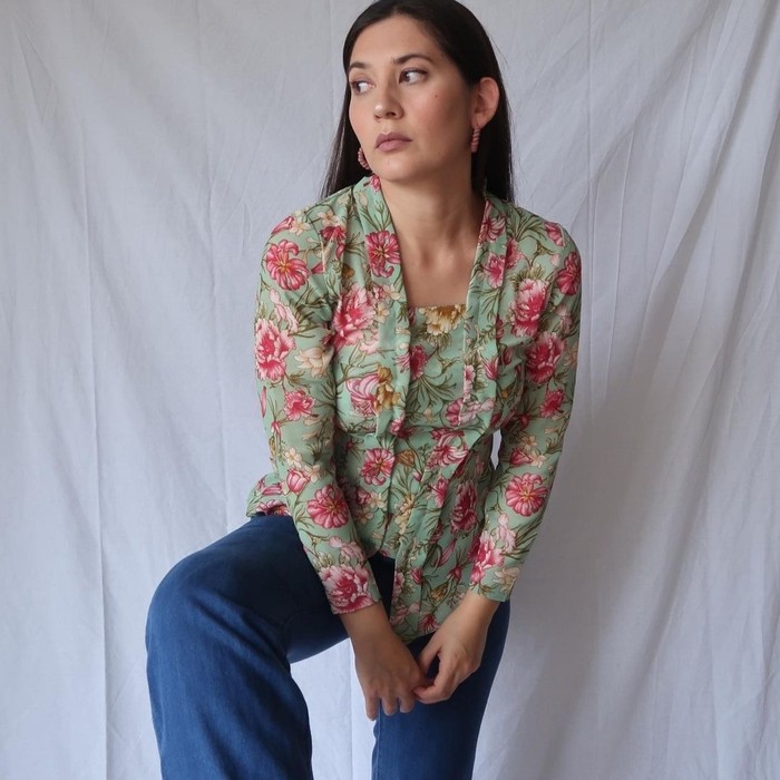 Istri dari Nino Fernandez ini berpendapat bahwa kebaya tradisional mampu memberikan nuansa feminin dan elegan. Lihat saja gaya eksotisnya saat mix & match celana jeans bersama kebaya model kutubaru modern bercorak floral. (Foto: Instagram.com/hannahalrashid)