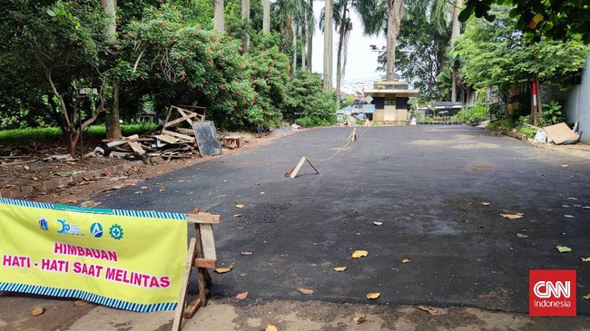 Lokasi sumur resapan di Bona Indah yang membuat mobil Isyana terperosok itu merupakan jalan buntu dan sudah ditutup oleh warga sejak pandemi Covid-19 melanda.
