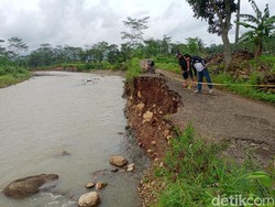 Jalan di Salem Brebes Nyaris Putus, Warga 2 Desa Terancam Terisolir