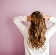 Sudah Tipis Makin Tipis, Stop 4 Perawatan yang Memperburuk Kondisi Rambutmu!