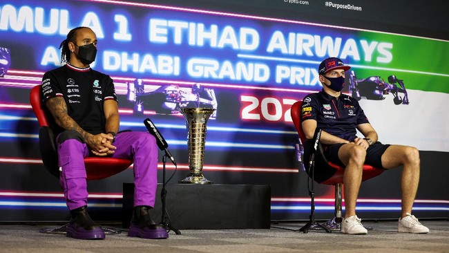 Lewis Hamilton merespons peluang kontroversi dalam penentuan gelar juara dunia F1 2021 di GP Abu Dhabi melawan Max Verstappen, Minggu (12/12).