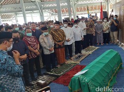 Jusuf Kalla Ikut Menyalatkan Jenazah Wali Kota Bandung Oded