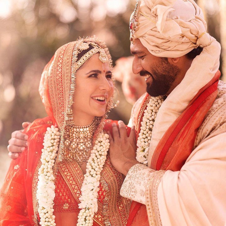 <p>Katrina Kaif terlihat begitu bahagia di hari pernikahannya. Ia dan Vicky Kaushal saling berbagi tatapan penuh cinta. (Foto: Instagram @katrinakaif)</p>