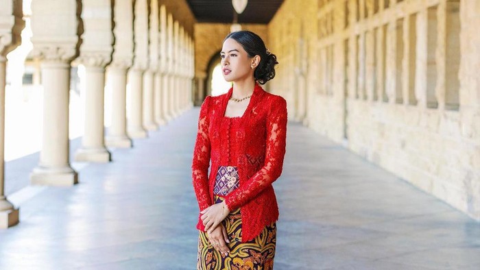 Cantik dan Menawan, Simak Gaya Para Artis Memakai Kebaya saat Wisuda