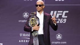 Kronologi Sabuk Juara Charles Oliveira Dicopot Jelang UFC 274