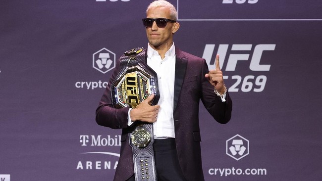 Charles Oliveira harus menerima kenyataan pahit gelarnya dicopot jelang UFC 274. Berikut kronologi peristiwa tersebut.