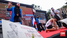 FOTO: Lomba Orasi Kritik Polri di Tugu Proklamasi