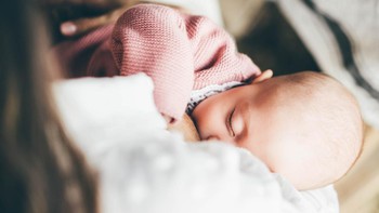 Adakah Risiko Kebiasaan Bayi Ngenyot setelah Menyusu? Ini Faktanya 