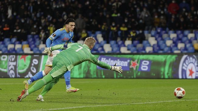 Napoli menangkan satu tiket knock-out Liga Europa usai menang lawan Leicester City di laga pamungkas Grup C.