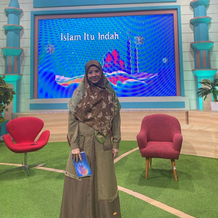 <p>Bunda tiga orang anak ini beberkan bahwa kini penurunan berat badannya mencapai 51 kilogram (kg). "Dari 58,2 kg sekarang 51 kg, setelah sekian taun ga menyentuh angka 51," ungkapnya.  (Foto: Instagram @natasharizkynew)</p>