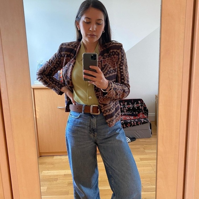 Nggak hanya blazer polos, kamu pun bisa mendapatkan tampilan mix and match yang stylish dengan memanfaatkan blazer motif tenun. Atasan kaos dan bawahan jeans merupakan perpaduan gaya kasual yang keren. (Foto: Instagram.com/hannahalrashid)