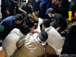 Isak Tangis Iringi Pemakaman Wali Kota Bandung Oded di Tasikmalaya