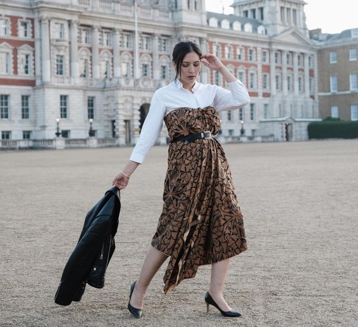 Pengin tampil formal tapi bingung pakai baju apa? Contek saja gaya yang satu ini. Kreasikan kain batik menjadi dress, lalu beri pemanis belt. Kalau mau, sandingkan dengan leather jacket biar tampilanmu makin stunning! (Foto: Instagram.com/hannahalrashid)