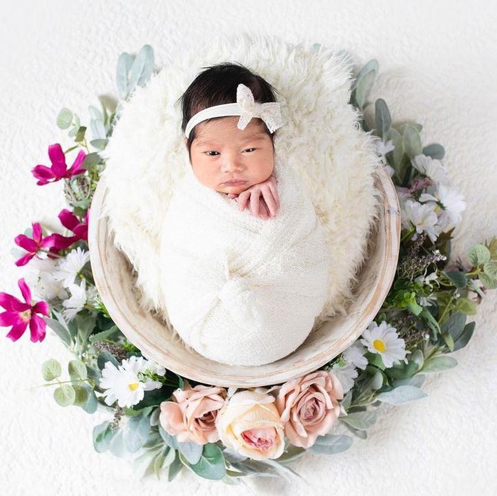 <p>Baru dua minggu terlahir, Nola memutuskan untuk melakukan <em>newborn photoshoot</em> dengan berbagai macam tema, nih. Gemas banget ya, Bunda. (Foto: Instagram: @nakeya_ayu)</p>