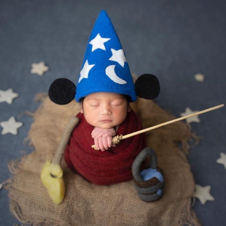 <p>Di salah satu foto, Nakeya melakukan sesi pemotretan menjadi seorang penyihir dengan kostum seperti Micky Mouse, Bunda. (Foto: Instagram: @nakeya_ayu)</p>