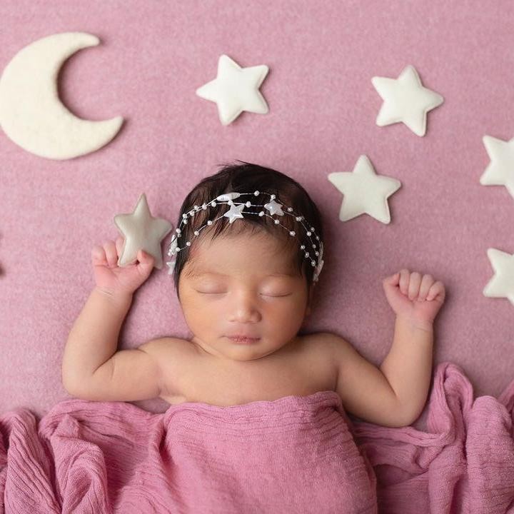 <p>Nakeya juga sempat berpose di bawah bintang-bintang dan bulan, lho. Cantik banget ya, Bunda. (Foto: Instagram: @nakeya_ayu)</p>