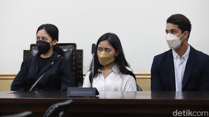 Terdakwa Rachel Vennya bersama kekasihnya Salim Nauderer saat menjalani sidang perdana terkait pelanggaran karantina di Pengadilan Negeri Tangerang, Tangerang, Jumat, (10/12).