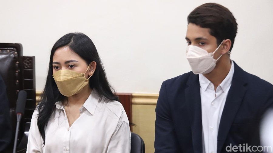 Terdakwa Rachel Vennya bersama kekasihnya Salim Nauderer saat menjalani sidang perdana terkait pelanggaran karantina di Pengadilan Negeri Tangerang, Tangerang, Jumat, (10/12).