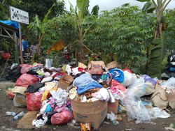 Sampah Menggunung Jadi Masalah di Pengungsian Semeru, Khofifah Kirim Dump Truk