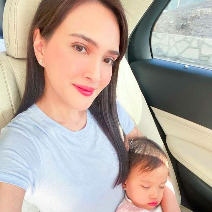 <p>Ditengah kabar kurang menyenangkan yang menimpa rumah tangganya, Shandy Aulia pun didoakan agar tak jadi cerai dengan David Herbowo. "Claire fotonya lesu, enggak ceria kayak biasanya kalo pas lagi foto bertiga...(ya Tuhan moga mereka selalu bersama-sama lagi)" tulis seorang netizen. (Foto: Instagram @shandyaulia)</p>