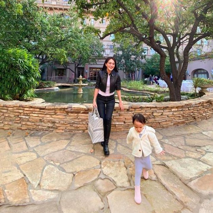 <p>Ini pertama kali Claire melakukan perjalanan panjang, Bunda. Claire sebelumnya tak pernah ke luar negeri lantaran pandemi COVID-19. Sekalinya melakukan perjalanan, rute Claire begitu jauh. (Foto: Instagram @shandyaulia)</p>