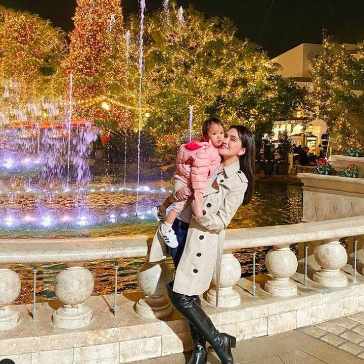 <p>Tampaknya, Shandy Aulia dan Claire akan menghabiskan liburan hingga Natal dan Tahun Baru nanti. Hal ini terlihat dari unggahan Shandy tengah menggendong Claire di depan pohon Natal, mereka mungkin menantikan momen ini ya, Bun? (Foto: Instagram @shandyaulia)</p>