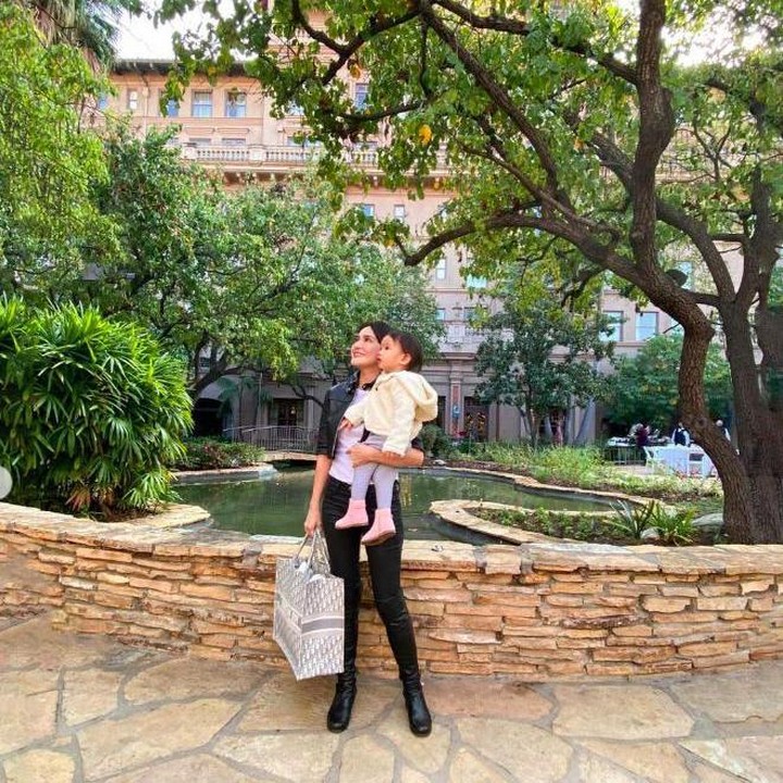 <p>Sementara itu, ada pula netizen yang menduga Shandy Aulia dan David Herbowo akan mengadakan ulang tahun pernikahan mereka pada 12 Desember mendatang. "Mommy & daddy mau rayain anniversary, jadi daddynya diumpetin dulu buat surprise," kata netizen. (Foto: Instagram @shandyaulia)</p>