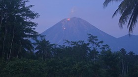 Gunung Semeru Erupsi, Semburkan Abu Setinggi 1,5 Kilometer
