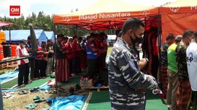 VIDEO: Korban Letusan Gunung Semeru Salat Jumat di Pusat Evakuasi