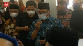 VIDEO: Ridwan Kamil Ikut Salatkan Jenazah Wali Kota Bandung Oded