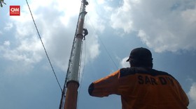 VIDEO: Pria Pingsan Diatas Tower 32 Meter Akibat Kram Dan Dehidrasi