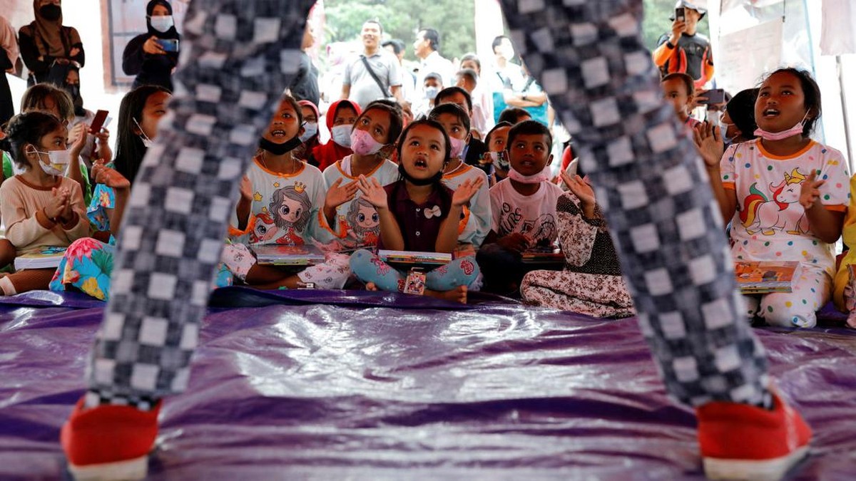 FOTO: Ceria Badut Usir Jenuh Anak Pengungsi Semeru