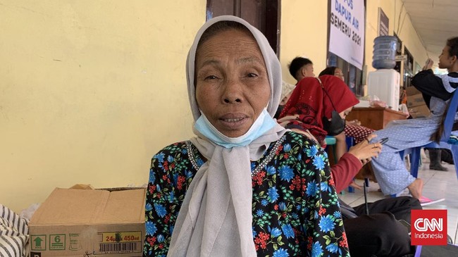 Warga pengungsi mengaku trauma dengan erupsi Semeru yang terjadi pekan lalu, dan berharap pemerintah merealisasikan janji merelokasi asal tetap di Lumajang.