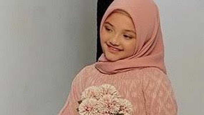 Viral bikin gemas putri Anang Hermansyah dan Ashanty, Arsy Hermansyah memakai hijab segi empat sendiri.