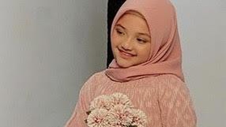 Viral bikin gemas putri Anang Hermansyah dan Ashanty, Arsy Hermansyah memakai hijab segi empat sendiri.