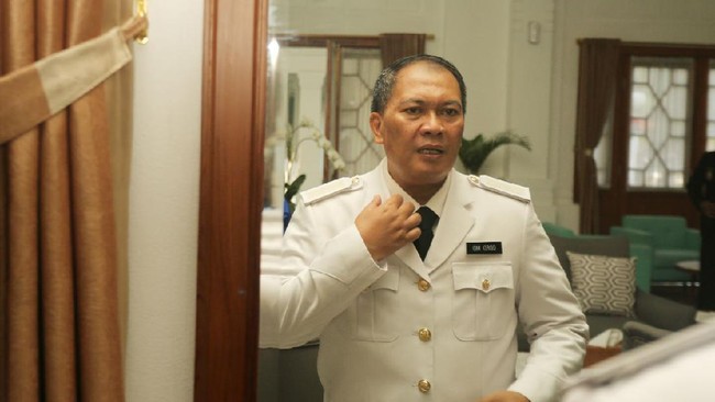 Wali Kota Bandung Oded Muhammad Danial meninggal dunia pada Jumat (10/12) saat sedang menunaikan salah sunah menjelang Salat Jumat di Masjid Muhammadiyah.