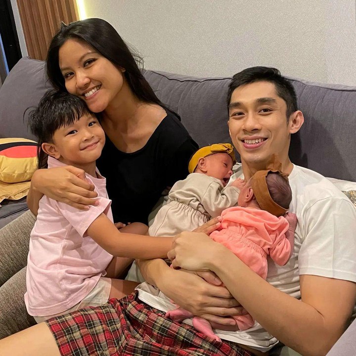 <p>Zivanna dan sang suami tampak begitu kompak mengurus anak-anak mereka. "<em>Our first ever family picture</em>! Papanya pake <em>boxer</em>, Ibunya belom sisiran, yang penting anaknya udah mandi semua," tulisnya sebagai keterangan foto. (Foto: Instagram @zivannaletisha)</p>