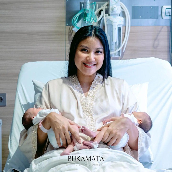 <p>Model dan presenter Zivanna Letisha Siregar belum lama ini melahirkan bayi kembar, Bunda. "Ayo tebak yang mana Kimora yang mana Kanaya?" tulis Zivanna sebagai keterangan fotonya. (Foto: Instagram @zivannaletisha)<br /><br /></p>