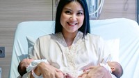 <p>Model dan presenter Zivanna Letisha Siregar belum lama ini melahirkan bayi kembar, Bunda. "Ayo tebak yang mana Kimora yang mana Kanaya?" tulis Zivanna sebagai keterangan fotonya. (Foto: Instagram @zivannaletisha)<br /><br /></p>