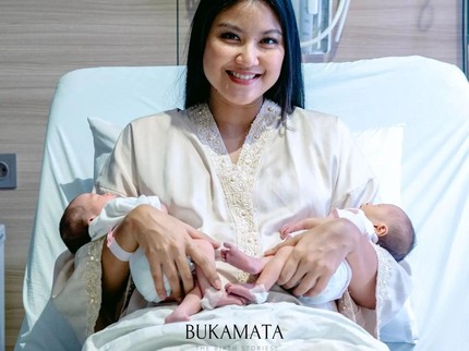 5 Potret Momen Zivanna Letisha Asuh Bayi Kembarnya, Ingin Digendong Bareng Bun