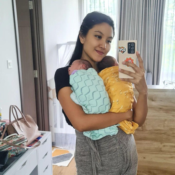 <p>Zivanna juga tampak bahagia dengna kehadiran si kembar, Bunda. Ia bahkan mengatakan bahwa putri kembarnya itu ingin selalu digendong berbarengan, lho. "Kana lagi bobo nyenyak, Kimi nangis, lalu Kana latah ikutan nangis juga. Satu digendong, yang lain juga mau digendong," tuturnya, dikutip dari akun @zivannaletisha pada Jumat (10/12/2021). (Foto: Instagram @zivannaletisha)</p>