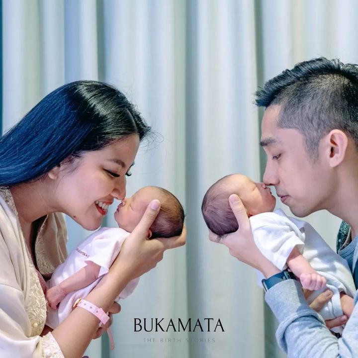 <p>Diungkap istri Haries Argareza Harahap tersebut, bayi kembar mereka lahir pada Jumat 12 November 2021 lalu. Keduanya diberi nama Kimora Adam Harahap (Kimi) & Kanaya Sulaiman Harahap (Kana). (Foto: Instagram @zivannaletisha)<br /><br /></p>