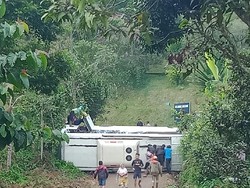 Bus Wisatawan Asal Jakarta Terguling di Ciwidey